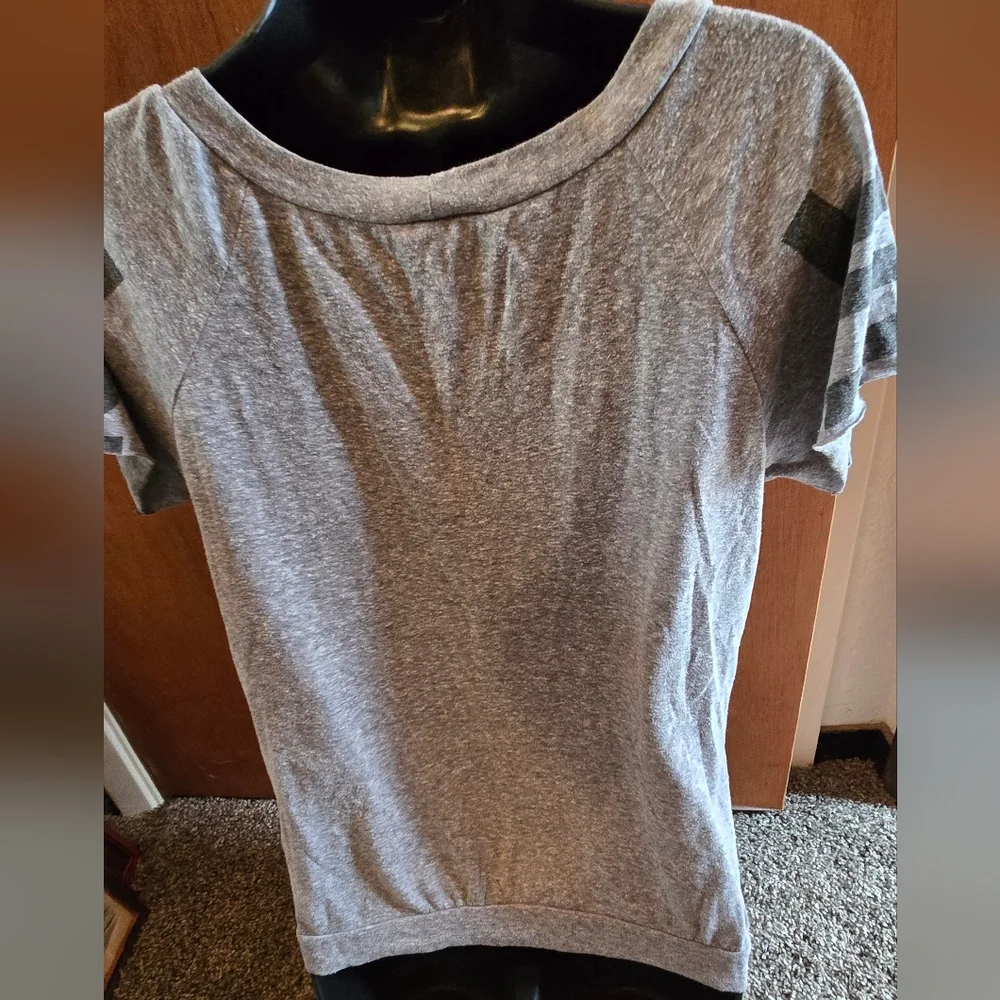 Love J Gray Heathered LOVE Graphic Women's short Sleeve Top SzM - Picture 4 of 5